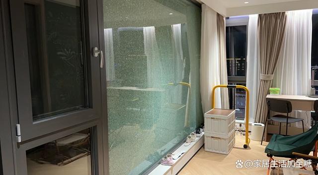 刮大风窗户被吹掉，人被卷走，劣质窗有多坑？封阳台要看4个方面